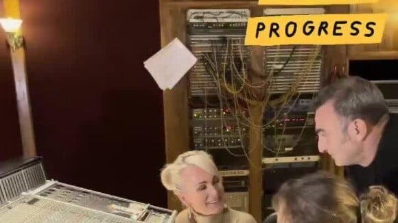 Laeticia Hallyday en studio avec Agathe Roberts. Le 16 novembre 2021.