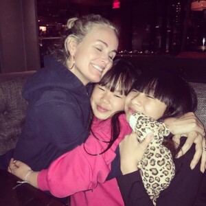 Laeticia Hallyday avec ses filles Jade et Joy.