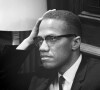 Malcolm X patientant lors de la conférence de presse de Martin Luther King en 1964 © JT Vintage/Glasshouse/ZUMA Wire/Bestimage