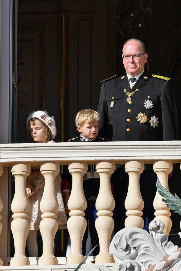 Le prince Albert de Monaco et ses enfants, le prince Jacques et la princesse Gabriella au balcon du palais princier, à l'occasion de la Fête nationale monégasque, le 19 novembre 2021.
