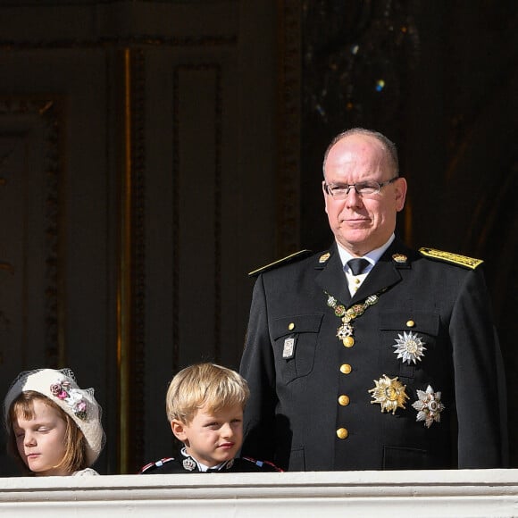 Le prince Albert de Monaco et ses enfants, le prince Jacques et la princesse Gabriella au balcon du palais princier, à l'occasion de la Fête nationale monégasque, le 19 novembre 2021.