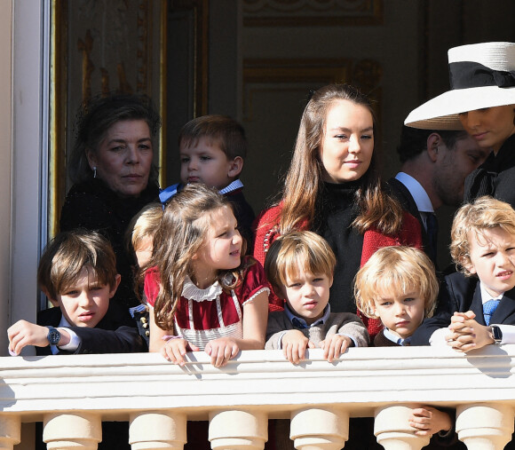 La princesse Caroline de Hanovre et ses sept petits enfants, Pierre Casiraghi et son épouse Beatrice Borromeo au balcon du palais princier, à l'occasion de la Fête nationale monégasque, le 19 novembre 2021.