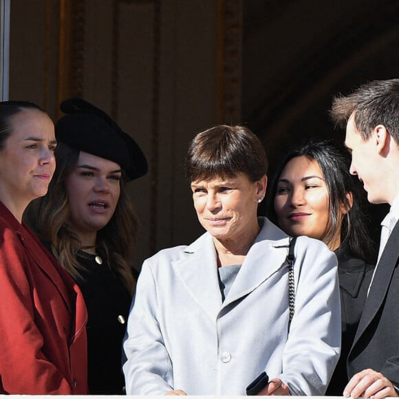 La princesse Stéphanie de Monaco et ses enfants, Louis Ducruet (et sa femme Marie), Pauline Ducruet (en rouge) et Camille Gottlieb au balcon du palais princier, à l'occasion de la Fête nationale monégasque, le 19 novembre 2021.