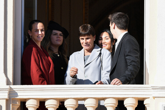 La princesse Stéphanie de Monaco et ses enfants, Louis Ducruet (et sa femme Marie), Pauline Ducruet (en rouge) et Camille Gottlieb au balcon du palais princier, à l'occasion de la Fête nationale monégasque, le 19 novembre 2021.