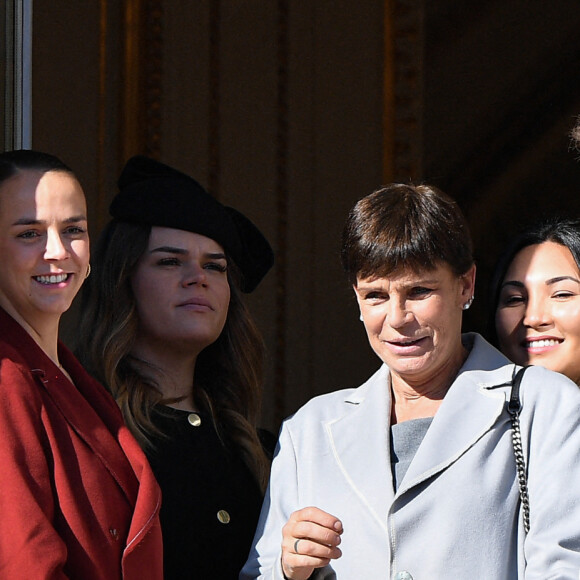 La princesse Stéphanie de Monaco et ses enfants, Louis Ducruet (et sa femme Marie), Pauline Ducruet (en rouge) et Camille Gottlieb au balcon du palais princier, à l'occasion de la Fête nationale monégasque, le 19 novembre 2021.