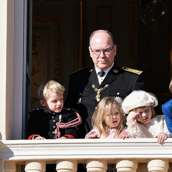 Le prince Albert de Monaco, ses enfants Jacques et Gabriella avec plusieurs de leurs cousins, au balcon du palais princier, à l'occasion de la Fête nationale monégasque, le 19 novembre 2021.