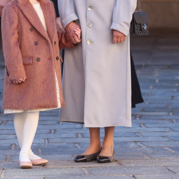 La princesse Gabriella de Monaco et la princesse Stéphanie de Monaco - La famille princière de Monaco lors de le prise d'Armes, remise d'insignes et défilé militaire sur la place du Palais lors de la fête nationale de Monaco, le 19 novembre 2021. © Jean-Charles Vinaj/Pool Monaco/Bestimage