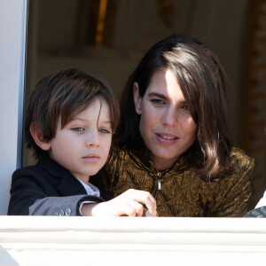 Charlotte Casiraghi et son fils Raphaël Elmaleh au balcon du palais princier de Monaco, à l'occasion de la Fête nationale monégasque, le 19 novembre 2021.