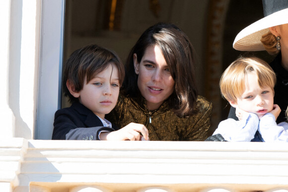 Charlotte Casiraghi et son fils Raphaël Elmaleh au balcon du palais princier de Monaco, à l'occasion de la Fête nationale monégasque, le 19 novembre 2021.