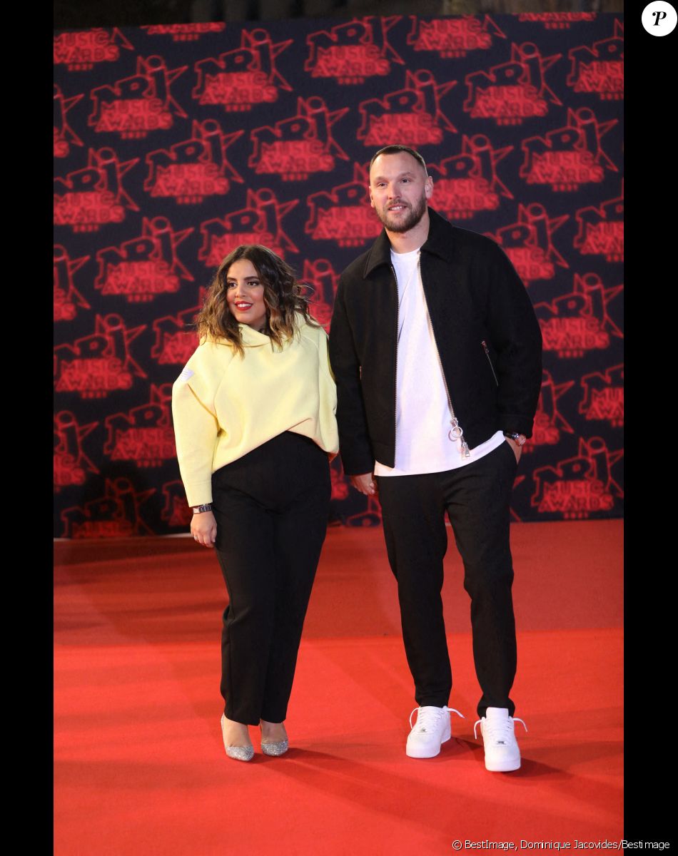 Inès Reg et son compagnon Kévin Debonne lors de la 23ème édition des NRJ Music Awards 2021 au Palais des Festivals de Cannes, le 20 novembre 2021. © Dominique Jacovides/Bestimage