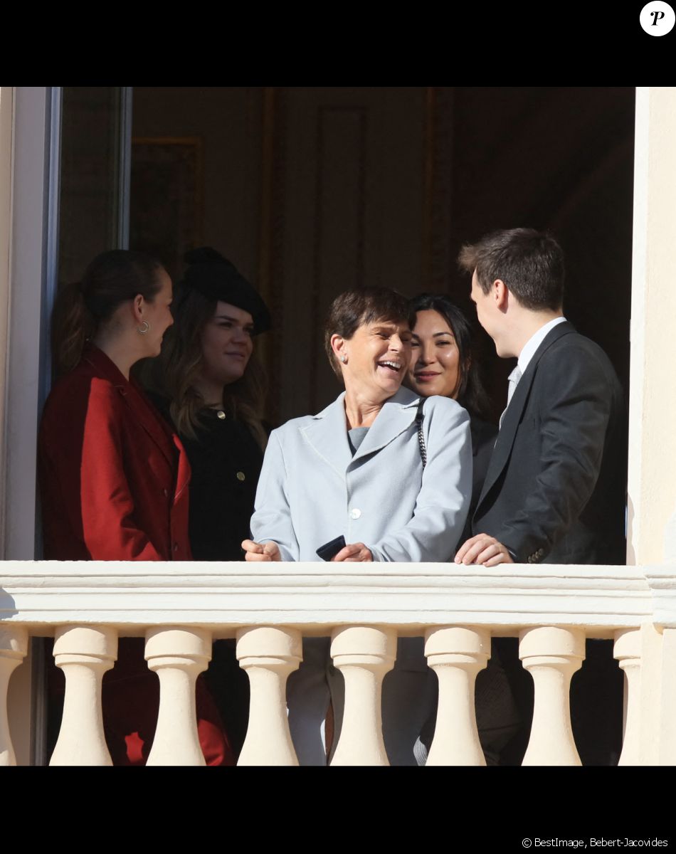 Pauline Ducruet, Camille Gottlieb, la princesse Stéphanie de Monaco, Louis Ducruet et sa femme Marie - La famille princière de Monaco apparaît au balcon du palais lors de la fête nationale de Monaco, le 19 novembre 2021. © Bebert-Jacovides/Bestimage