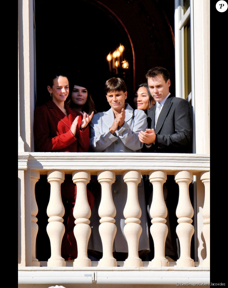 Pauline Ducruet, Camille Gottlieb, la princesse Stéphanie de Monaco, Louis Ducruet et sa femme Marie - La famille princière au balcon lors de la fête nationale de Monaco le 19 novembre 2021. © Dominique Jacovides / Bruno Bebert / Bestimage