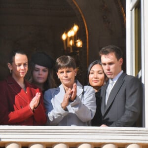 Pauline Ducruet, Camille Gottlieb, la princesse Stéphanie de Monaco, Louis Ducruet et sa femme Marie - La famille princière au balcon lors de la fête nationale de Monaco le 19 novembre 2021. © Dominique Jacovides / Bruno Bebert / Bestimage