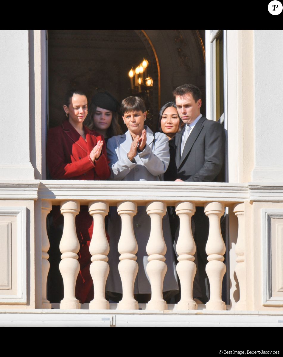 Pauline Ducruet, Camille Gottlieb, la princesse Stéphanie de Monaco, Louis Ducruet et sa femme Marie - La famille princière au balcon lors de la fête nationale de Monaco le 19 novembre 2021. © Dominique Jacovides / Bruno Bebert / Bestimage