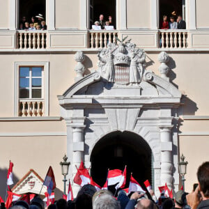 La princesse Caroline de Hanovre, Beatrice Borromeo avec ses fils Francesco et Stephano, la princesse Gabriella de Monaco, le prince Albert II de Monaco, le prince héréditaire Jacques, la princesse Alexandra de Hanovre, Camille Gottlieb, la princesse Stéphanie de Monaco, Louis Ducruet et sa femme Marie - La famille princière au balcon lors de la fête nationale de Monaco le 19 novembre 2021. © Dominique Jacovides / Bruno Bebert / Bestimage