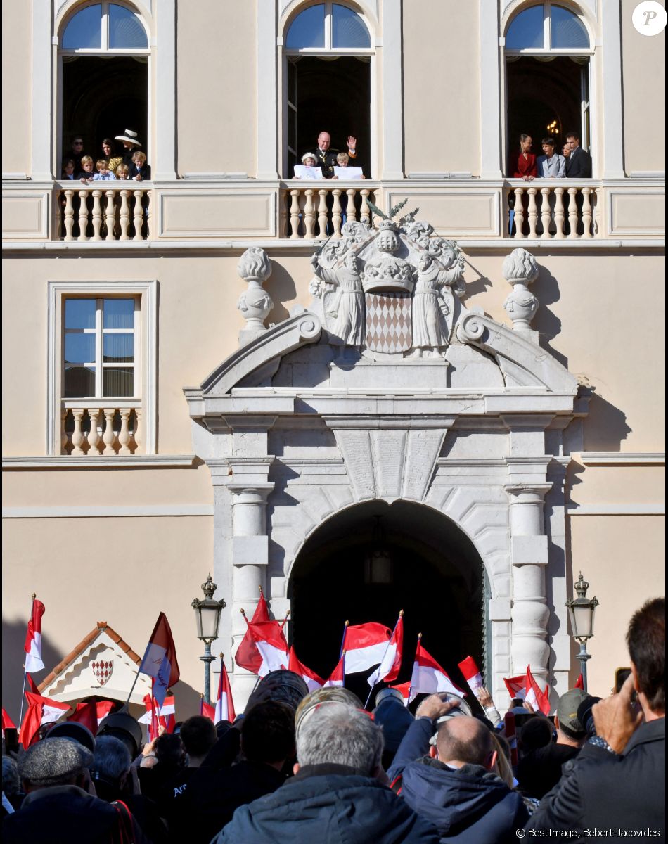 La princesse Caroline de Hanovre, Beatrice Borromeo avec ses fils Francesco et Stephano, la princesse Gabriella de Monaco, le prince Albert II de Monaco, le prince héréditaire Jacques, la princesse Alexandra de Hanovre, Camille Gottlieb, la princesse Stéphanie de Monaco, Louis Ducruet et sa femme Marie - La famille princière au balcon lors de la fête nationale de Monaco le 19 novembre 2021. © Dominique Jacovides / Bruno Bebert / Bestimage