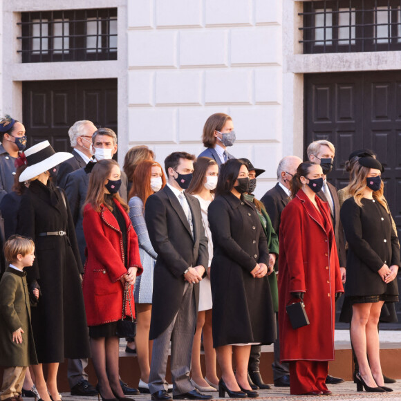 Andrea Casiraghi avec sa femme Tatiana Santo Domingo et leurs enfants, Sacha et India, Charlotte Casiraghi et son fils Raphaël Elmaleh, Pierre Casiraghi avec sa femme, Beatrice Borromeo et leurs enfants Francesco et Stephano, la princesse Alexandra de Hanovre, Louis Ducruet, sa femme Marie, Pauline Ducruet, Camille Gottlieb et Gareth Wittstock - La famille princière de Monaco lors de le prise d'Armes, remise d'insignes et défilé militaire sur la place du Palais lors de la fête nationale de Monaco, le 19 novembre 2021. © Jean-Charles Vinaj/Pool Monaco/Bestimage