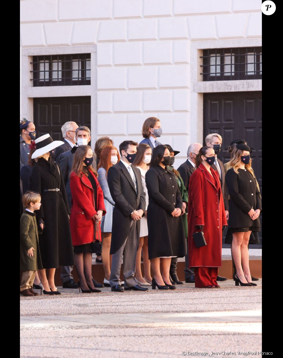 Andrea Casiraghi avec sa femme Tatiana Santo Domingo et leurs enfants, Sacha et India, Charlotte Casiraghi et son fils Raphaël Elmaleh, Pierre Casiraghi avec sa femme, Beatrice Borromeo et leurs enfants Francesco et Stephano, la princesse Alexandra de Hanovre, Louis Ducruet, sa femme Marie, Pauline Ducruet, Camille Gottlieb et Gareth Wittstock - La famille princière de Monaco lors de le prise d'Armes, remise d'insignes et défilé militaire sur la place du Palais lors de la fête nationale de Monaco, le 19 novembre 2021. © Jean-Charles Vinaj/Pool Monaco/Bestimage