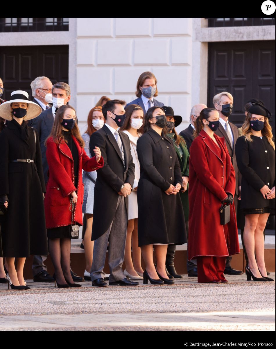 Andrea Casiraghi avec sa femme Tatiana Santo Domingo et leurs enfants, Sacha et India, Charlotte Casiraghi et son fils Raphaël Elmaleh, Pierre Casiraghi avec sa femme, Beatrice Borromeo et leurs enfants Francesco et Stephano, la princesse Alexandra de Hanovre, Louis Ducruet, sa femme Marie, Pauline Ducruet, Camille Gottlieb et Gareth Wittstock - La famille princière de Monaco lors de le prise d'Armes, remise d'insignes et défilé militaire sur la place du Palais lors de la fête nationale de Monaco, le 19 novembre 2021. © Jean-Charles Vinaj/Pool Monaco/Bestimage