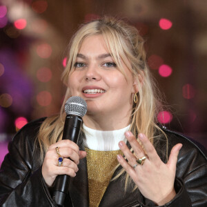 Louane Emera - Lancement de "1,2,3... Noël" lors de l'inauguration des vitrines et du sapin de Noël 2021 des Galeries Lafayette Haussmann à Paris. Le 17 novembre 2021.