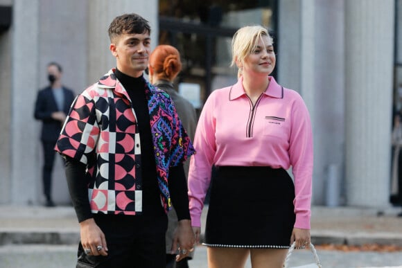 Louane Emera et son compagnon Florian Rossi arrivent au défilé de mode Miu Miu lors de la Fashion Week printemps/été à Paris, le 5 octobre 2021. © Veeren Ramsamy-Christophe Clovis/Bestimage 