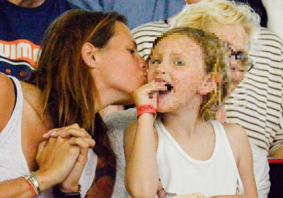 Manon, la fille de Laure Manaudou et Frédérick Bousquet, avec sa maman lors des Championnats de France de natation à Montpellier