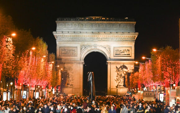 Inauguration des illuminations de Noël de l'Avenue des Champs-Élysées, marrainée par la chanteuse Clara Luciani. Paris, le 21 novembre 2021. © Coadic Guirec / Bestimage