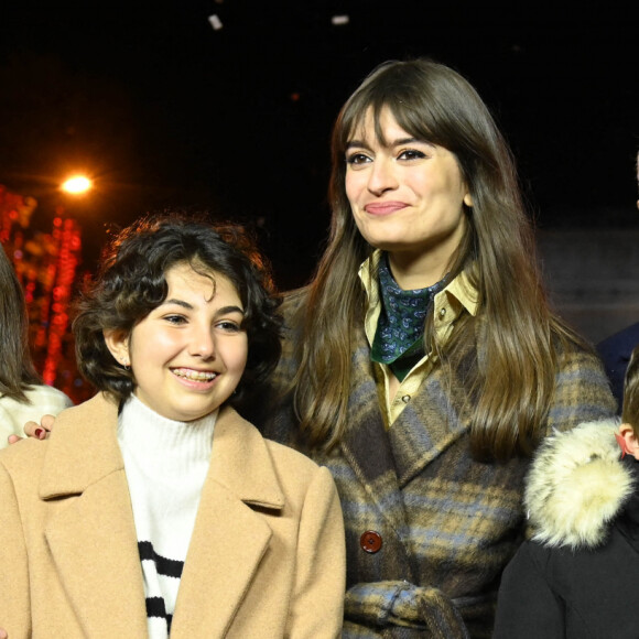 Anna Hidalgo, maire de Paris, la chanteuse Clara Luciani, Marc Antoine Jamet (Président du Comité des Champs-Élysées) et Jeanne d'Hauteserre, maire du 8e Arrondissement de Paris, inaugurent les illuminations de Noël de l'Avenue des Champs-Élysées. Paris, le 21 novembre 2021. © Coadic Guirec / Bestimage