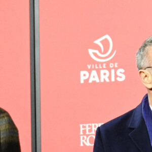 La chanteuse Clara Luciani, Marc Antoine Jamet (Président du Comité des Champs-Élysées) et Anne Hidalgo, maire de Paris, inaugurent les illuminations de Noël de l'Avenue des Champs-Élysées. Paris, le 21 novembre 2021. © Coadic Guirec / Bestimage