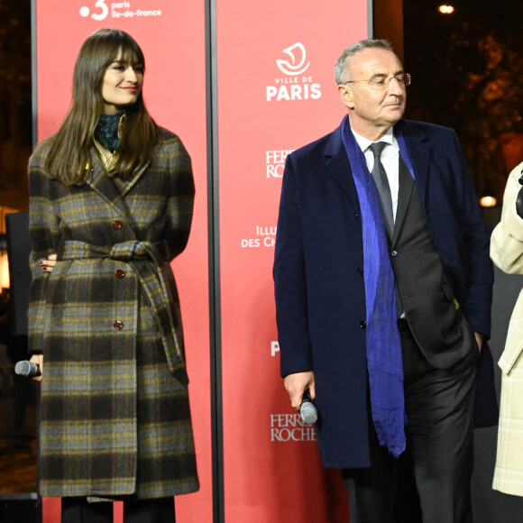 La chanteuse Clara Luciani, Marc Antoine Jamet (Président du Comité des Champs-Élysées) et Anne Hidalgo, maire de Paris, inaugurent les illuminations de Noël de l'Avenue des Champs-Élysées. Paris, le 21 novembre 2021. © Coadic Guirec / Bestimage