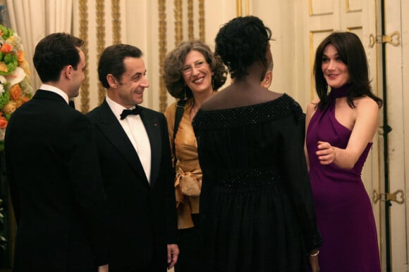 Nicolas Sarkozy, Carla Bruni-Sarkozy, Rama Yade et Joseph Zimet lors d'une réception en l'honneur de Shimon Peres à l'Elysée en 2008