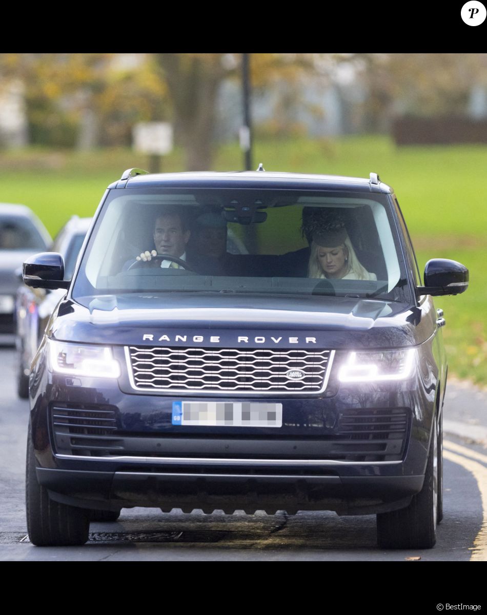Peter Phillips et Lindsay Wallace - La reine Elisabeth II d'Angleterre et des membres de la famille royale arrivent à la Chapelle Royale de Tous les Saints à Windsor pour le double baptême d'August Brooksbank et de Lucas Tindall, les deux nouveaux arrières-petits-fils de sa majesté Elizabeth II d'Angleterre. Windsor, le 21 novembre 2021.