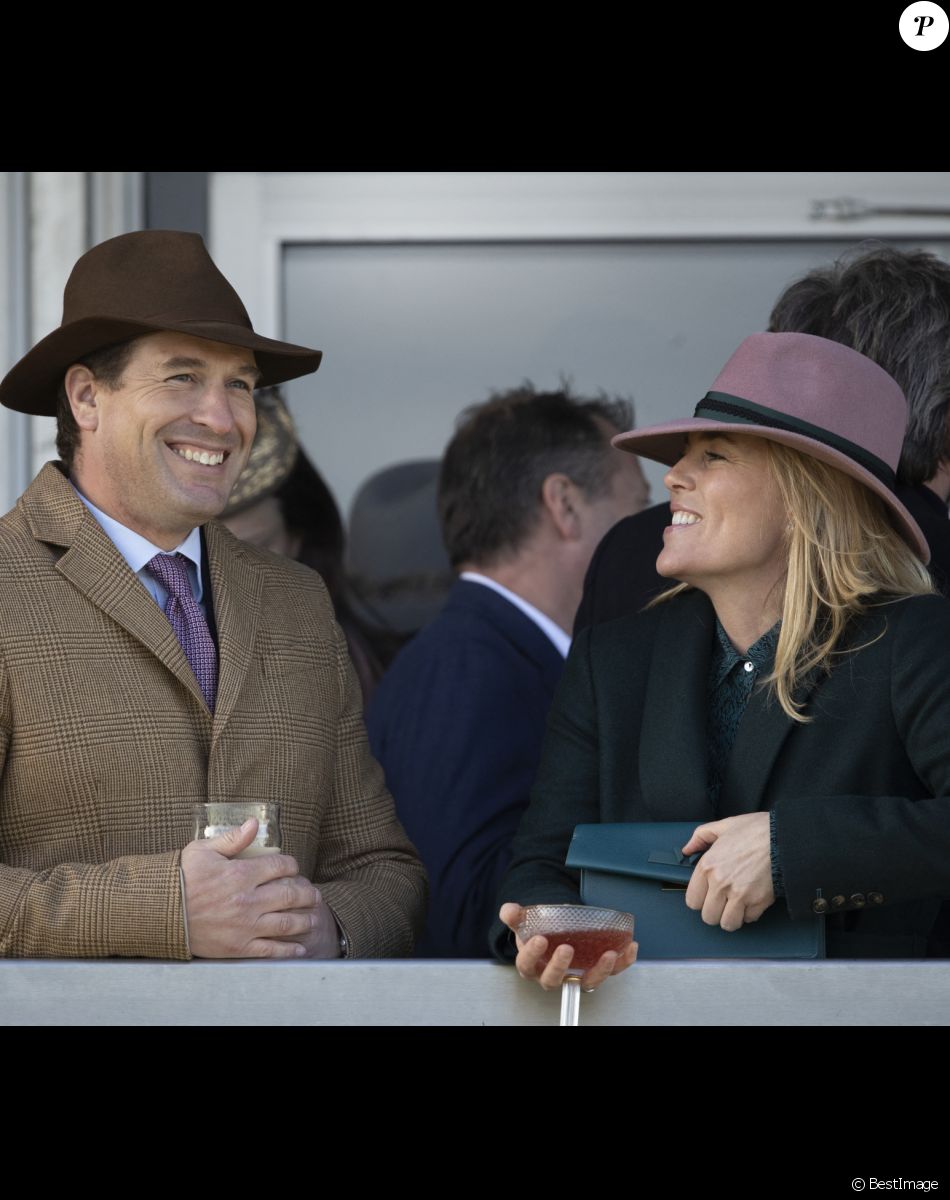 Peter Phillips et sa femme Autumn Phillips malgré l'annonce de leur divorce le mois dernier posent ensemble au Festival de Cheltenham le 13 mars 2020.