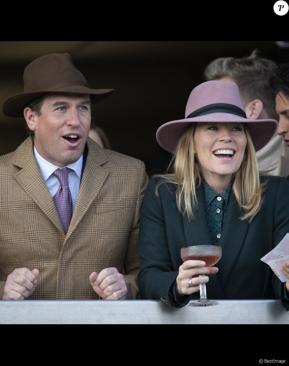 Peter Phillips et sa femme Autumn Phillips malgré l'annonce de leur divorce le mois dernier posent ensemble au Festival de Cheltenham le 13 mars 2020.