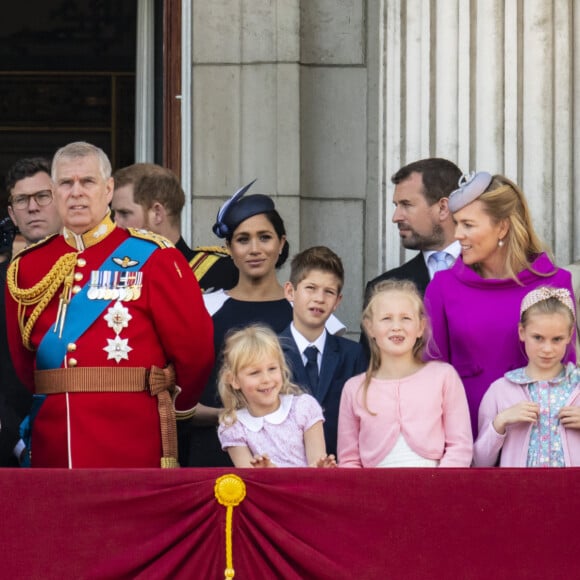 La reine Elisabeth II d'Angleterre, le prince Andrew, duc d'York, le prince Harry, duc de Sussex, et Meghan Markle, duchesse de Sussex, la princesse Beatrice d'York, la princesse Eugenie d'York, la princesse Anne, Savannah Phillips, Isla Phillips, Autumn Phillips, Peter Philips, James Mountbatten-Windsor, vicomte Severn- La famille royale au balcon du palais de Buckingham lors de la parade Trooping the Colour 2019, célébrant le 93ème anniversaire de la reine Elisabeth II, Londres, le 8 juin 2019.