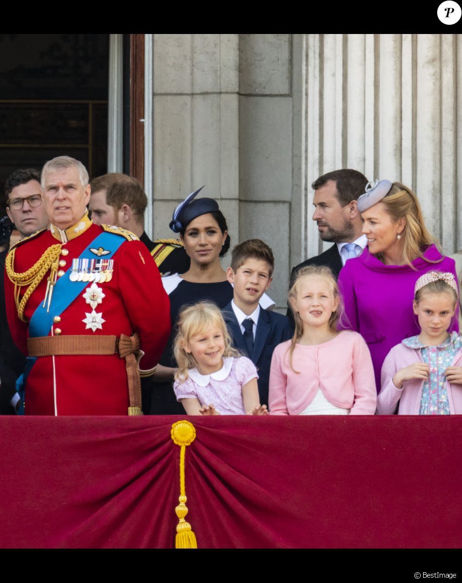 La reine Elisabeth II d'Angleterre, le prince Andrew, duc d'York, le prince Harry, duc de Sussex, et Meghan Markle, duchesse de Sussex, la princesse Beatrice d'York, la princesse Eugenie d'York, la princesse Anne, Savannah Phillips, Isla Phillips, Autumn Phillips, Peter Philips, James Mountbatten-Windsor, vicomte Severn- La famille royale au balcon du palais de Buckingham lors de la parade Trooping the Colour 2019, célébrant le 93ème anniversaire de la reine Elisabeth II, Londres, le 8 juin 2019.