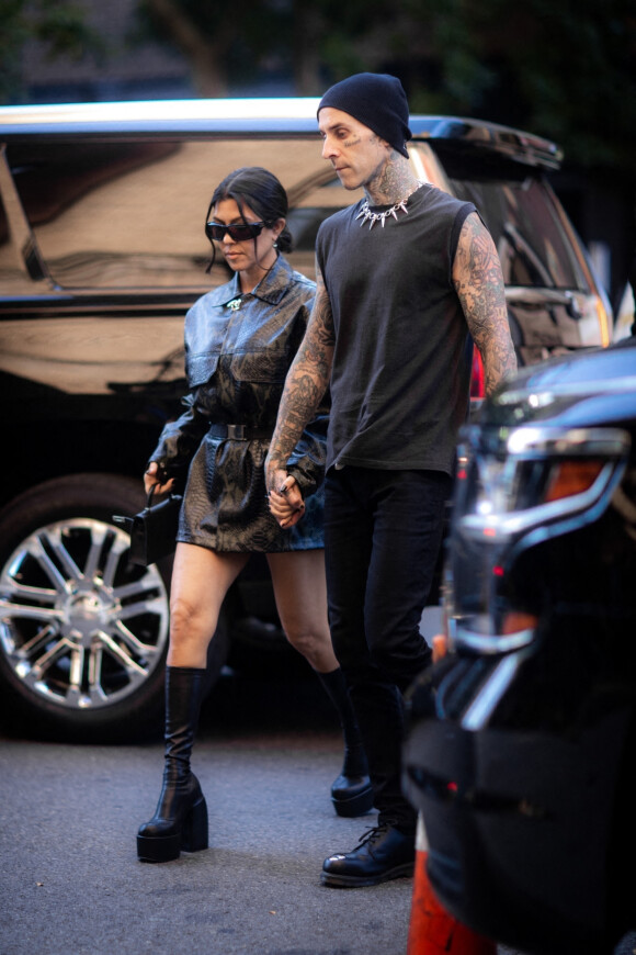 Exclusif - Kourtney Kardashian et son compagnon Travis Barker sont de retour à leur hôtel à New York le 14 octobre 2021.