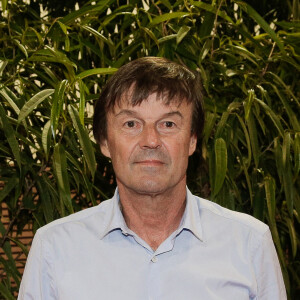 Exclusif - L'écologiste fondateur de la "Fondation pour la nature et l'homme", Nicolas Hulot s'est rendu à Saint-Emilion pour tenir une conférence dans le cadre de la première édition du Festival "Biotope Festival" dont il est l'invité d 'honneur. Des enfants de Saint-Emilion lui offre des dessins en rapport avec l'écologie.