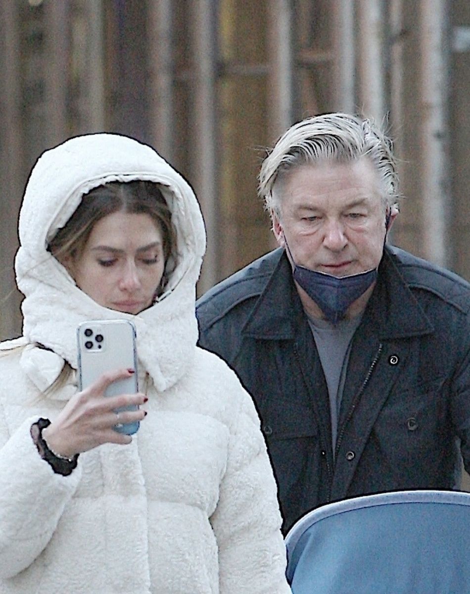 Alec Baldwin et sa femme Hilaria promènent leur fils Eduardo en poussette à New York, le 23 novembre 2021.