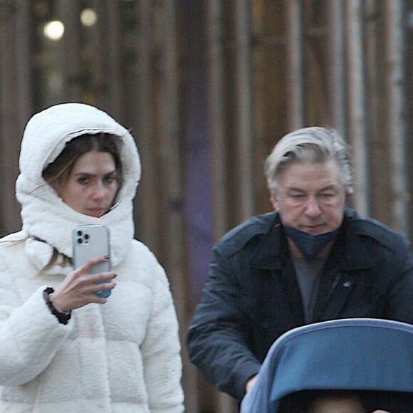 Alec Baldwin et sa femme Hilaria promènent leur fils Eduardo en poussette à New York, le 23 novembre 2021.