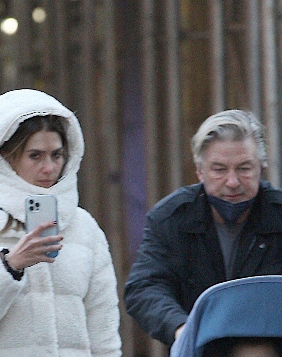 Alec Baldwin et sa femme Hilaria promènent leur fils Eduardo en poussette à New York, le 23 novembre 2021.