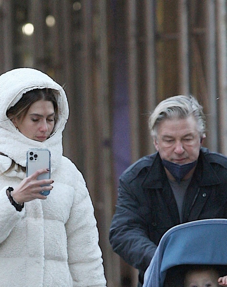 Alec Baldwin et sa femme Hilaria promènent leur fils Eduardo en poussette à New York, le 23 novembre 2021.
