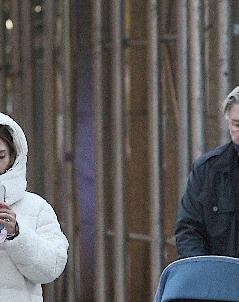 Alec Baldwin et sa femme Hilaria promènent leur fils Eduardo en poussette à New York, le 23 novembre 2021.