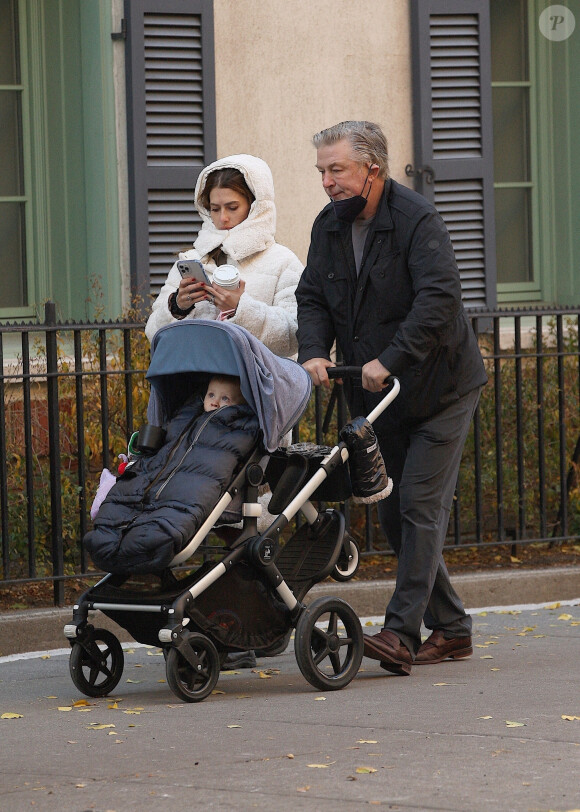 Alec Baldwin et sa femme Hilaria promènent leur fils Eduardo en poussette à New York, le 23 novembre 2021.