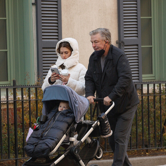 Alec Baldwin et sa femme Hilaria promènent leur fils Eduardo en poussette à New York, le 23 novembre 2021.