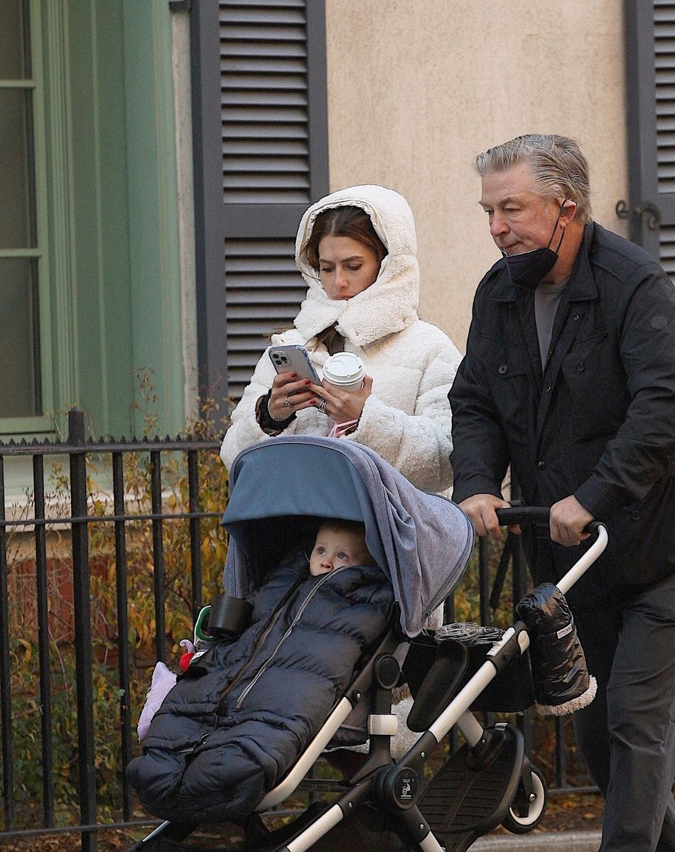 Alec Baldwin et sa femme Hilaria promènent leur fils Eduardo en poussette à New York, le 23 novembre 2021.