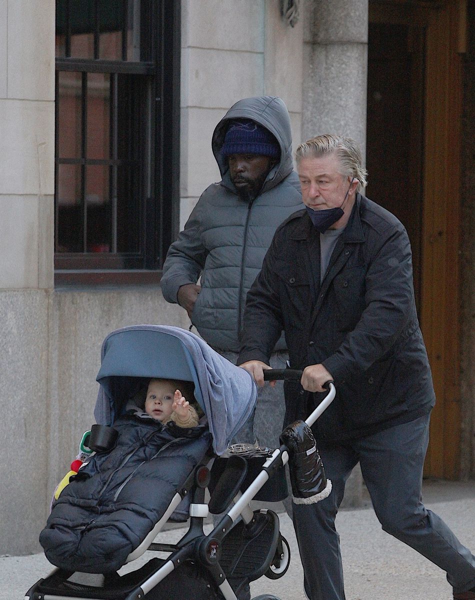 Alec Baldwin et sa femme Hilaria promènent leur fils Eduardo en poussette à New York, le 23 novembre 2021.