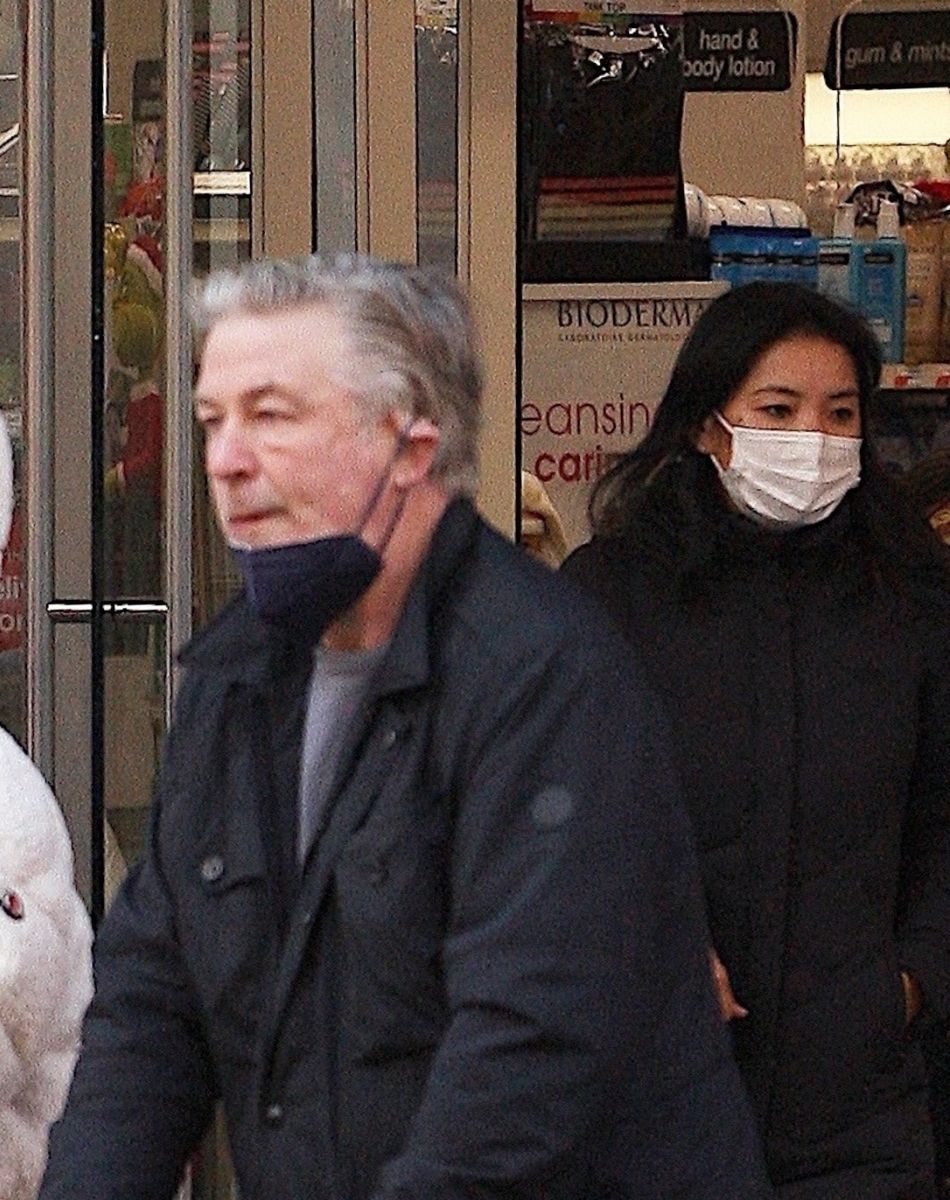 Alec Baldwin et sa femme Hilaria promènent leur fils Eduardo en poussette à New York, le 23 novembre 2021.