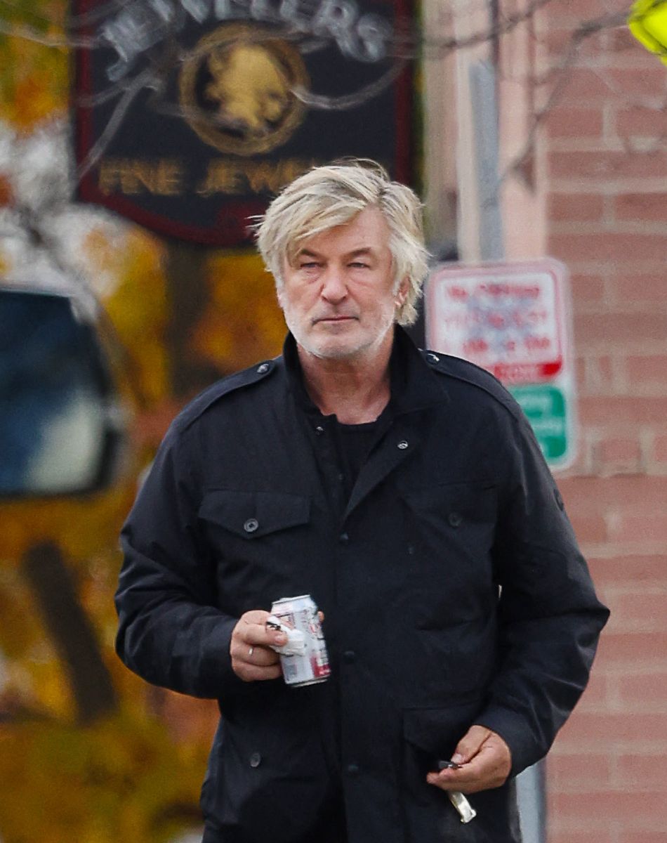 Exclusif - Alec Baldwin et sa femme Hilaria se promènent avec une boisson à Manchester dans le Vermont le 1er novembre 2021.