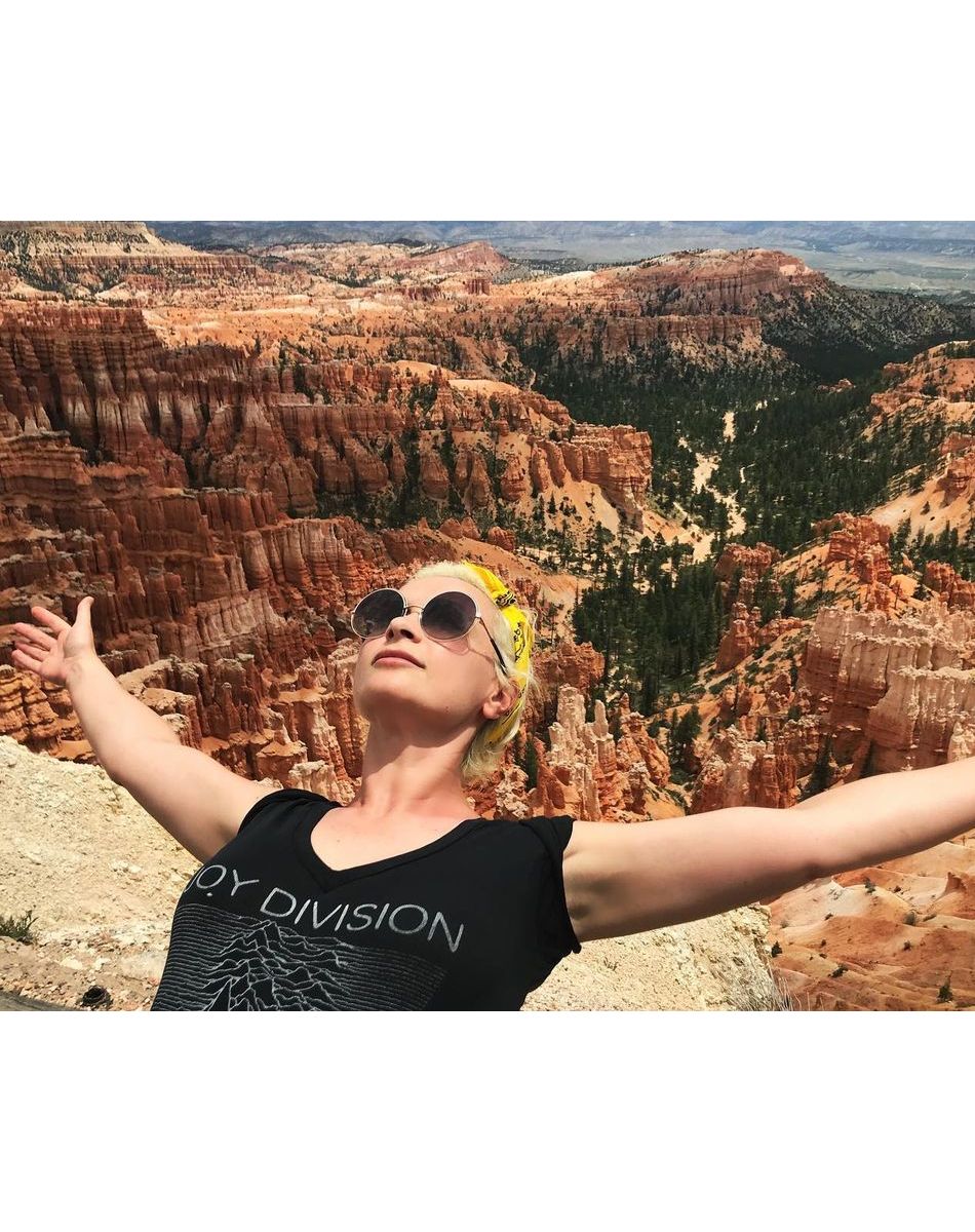 Halyna Hutchins, la directrice de la photographie tuée accidentellement durant le tournage d'un western avec Alec Baldwin au Nouveau-Mexique (États-Unis).